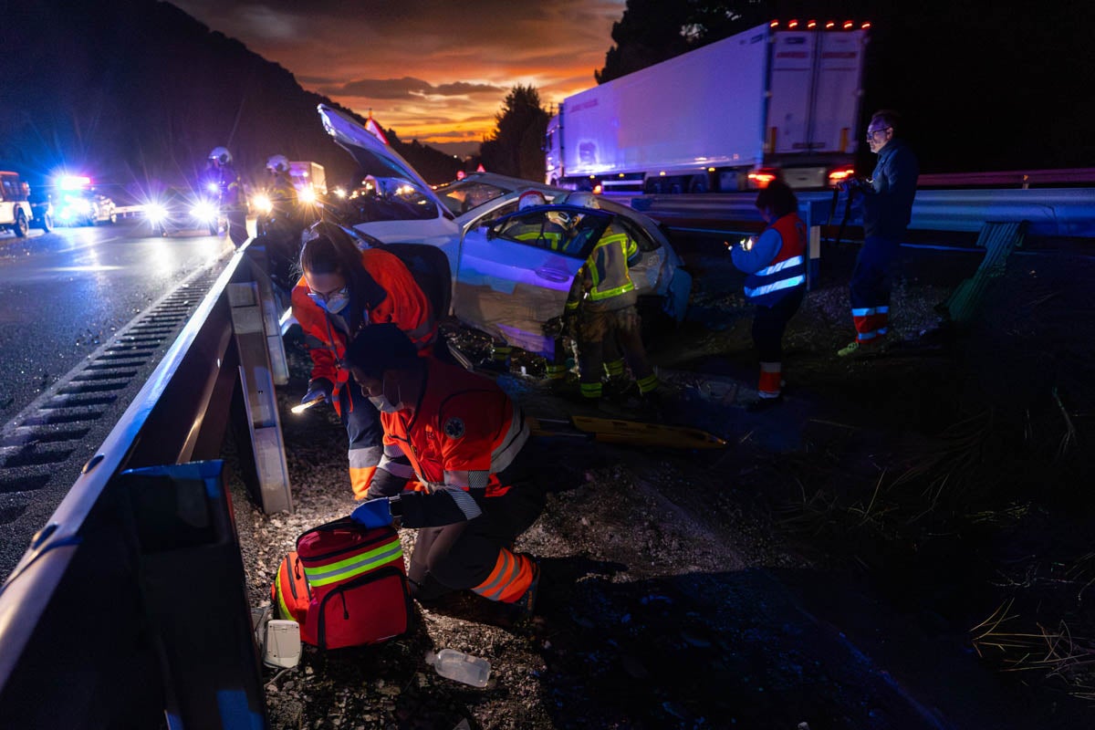 Las imágenes del rescate de un hombre atrapado tras el accidente de la A-92