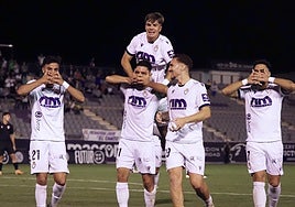 Mario Martos, izquierda, celebra con sus compañeros un tanto.