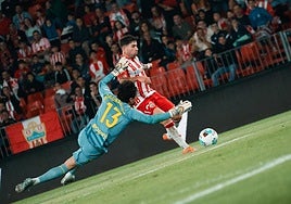 Embarba m,arcándole un gol al Eibar