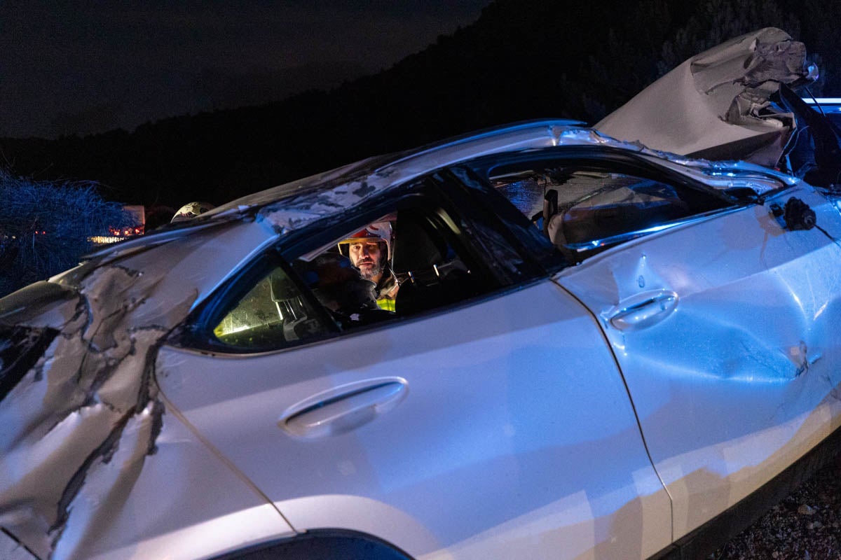 Las imágenes del rescate de un hombre atrapado tras el accidente de la A-92