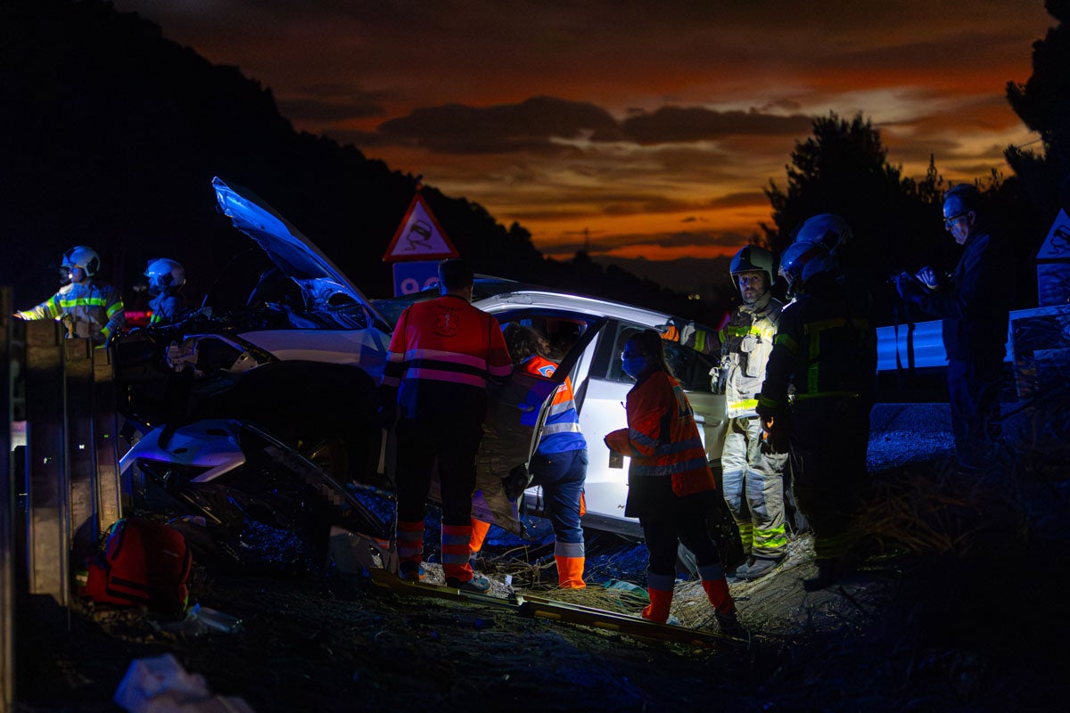 Las imágenes del rescate de un hombre atrapado tras el accidente de la A-92