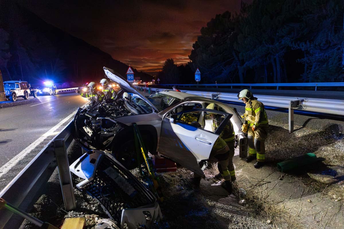 Las imágenes del rescate de un hombre atrapado tras el accidente de la A-92