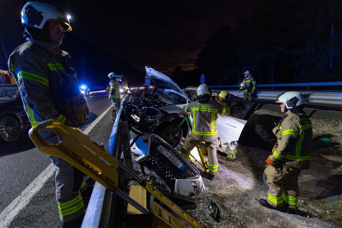 Las imágenes del rescate de un hombre atrapado tras el accidente de la A-92