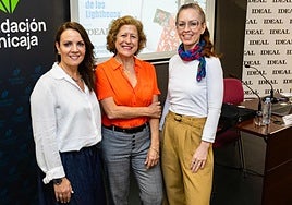 Berna González Harbour durante el Aula de Cultura de IDEAL, con Esther Jerez, de Fundación Unicaja, y Rosenda Mirón, que condujo el acto.