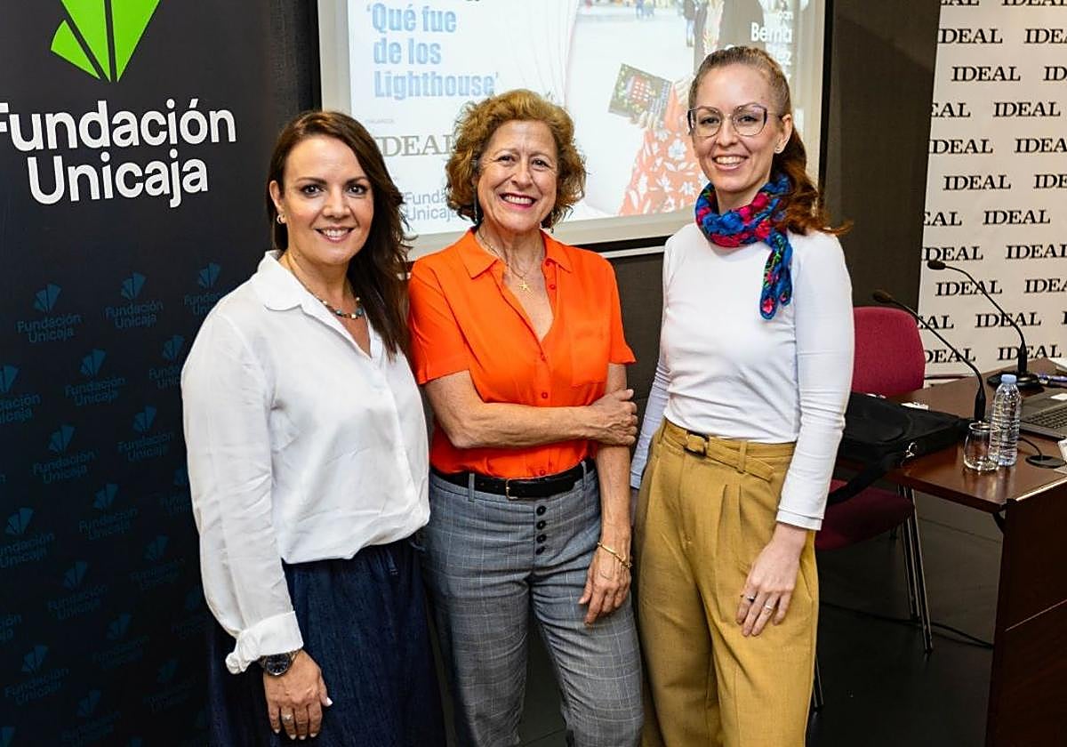 Berna González Harbour durante el Aula de Cultura de IDEAL, con Esther Jerez, de Fundación Unicaja, y Rosenda Mirón, que condujo el acto.