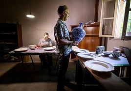 Chemi Márquez observa un jarrón elaborado en la fábrica de Fajalauza.