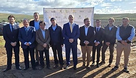 Nicolás Ruiz, Paco Reyes, Juan Núñez, Juan Latorre y otras autoridades en la visita a la finca.