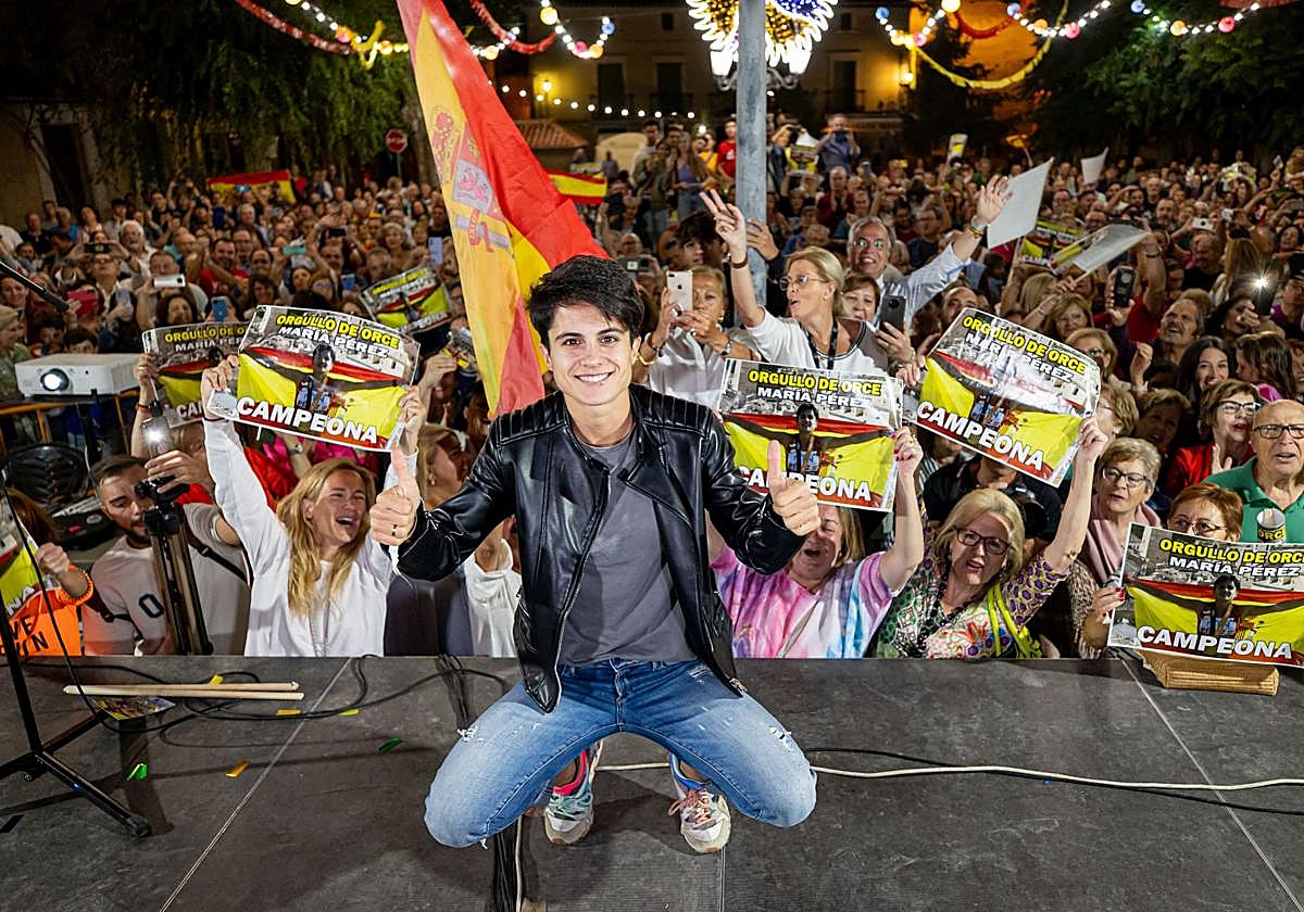La atleta María Pérez, en mitad de un anterior recibimiento en Orce.