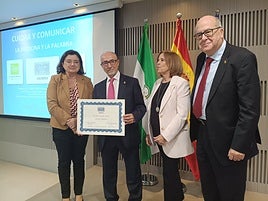 Francisco Javier Castejón recibe el diploma como socio numerario.