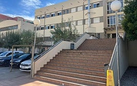 La entrada del instituto La Contraviesa de Albuñol, donde se produjo la agresión.