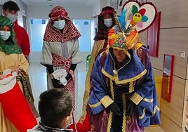 Basilio Santiago, como heraldo real, en su visita al Materno Infantil.