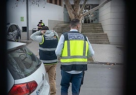 Agentes de la Policía Nacional registran las dependencias de la Huerta del Rasillo en la capital.