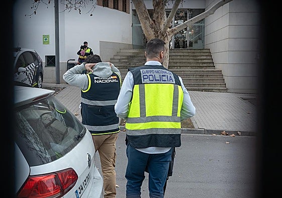 Agentes de la Policía Nacional registran las dependencias de la Huerta del Rasillo en la capital.