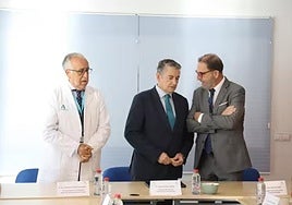 El consejero de Sanidad, Presidencia y Emergencias de la Junta de Andalucía, Antonio Sanz (c), preside la reunión de activación, en el Hospital Regional de Málaga, el ECMO Pediátrico en Andalucía