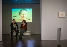 La exposición Viaje a la Luna exhibe varias obras proyectadas.