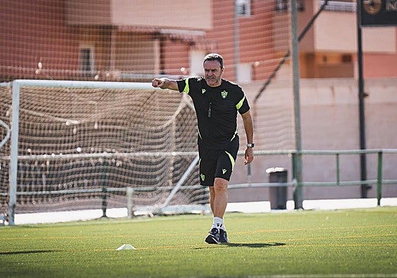 José María Salmerón entrenando al Almería B.