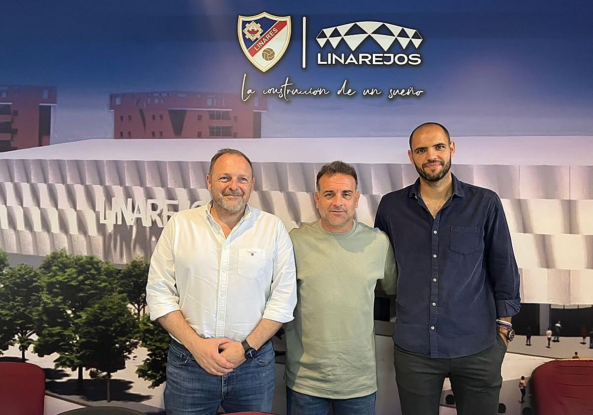 Luis Vera y Cristian Sanz flanqueando a Pedro Díaz en la sala de prensa de la sede social.