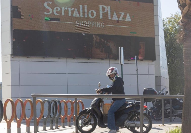 El Serrallo Plaza unifica su imagen con el Nevada tras el cambio de propiedad