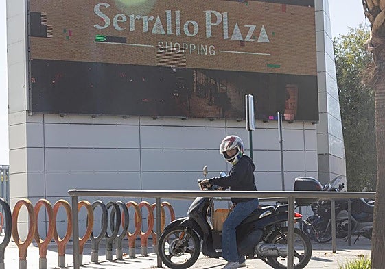 El nuevo logo del Serrallo Plaza en una de las pantallas del centro.