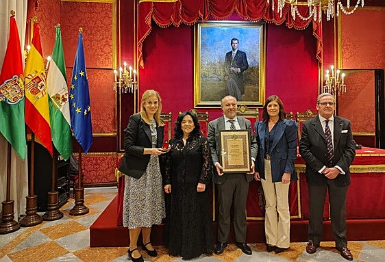 Lleno en la presentación del libro 'Al toro por los cuernos'