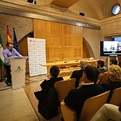 Un momento de la conferencia ofrecida ayer por Juan Miguel Zunzunegui en el Carlos V.