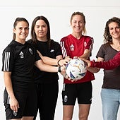 Andrea Romero (izq.) posa para IDEAL en una de sus últimas temporadas como capitana nazarí.