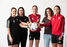 Andrea Romero (izq.) posa para IDEAL en una de sus últimas temporadas como capitana nazarí.