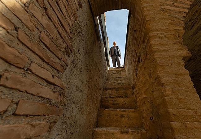 Antonio Orihuela, en lo alto de la escalera que conecta las dos alturas del baluarte.