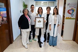Francesca Perin muestra su premio junto a su equipo