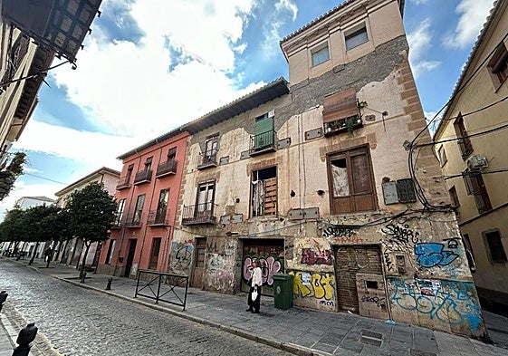 Casa okupada en la calle Santiago desde hace años