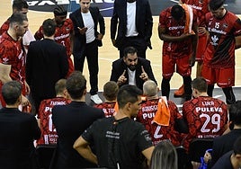 El entrenador rojinegro Ramón Díaz se dirige a sus jugadores durante un tiempo muerto.