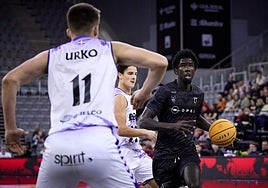 Khalifa Gaye, con el balón, fue el más destacado.