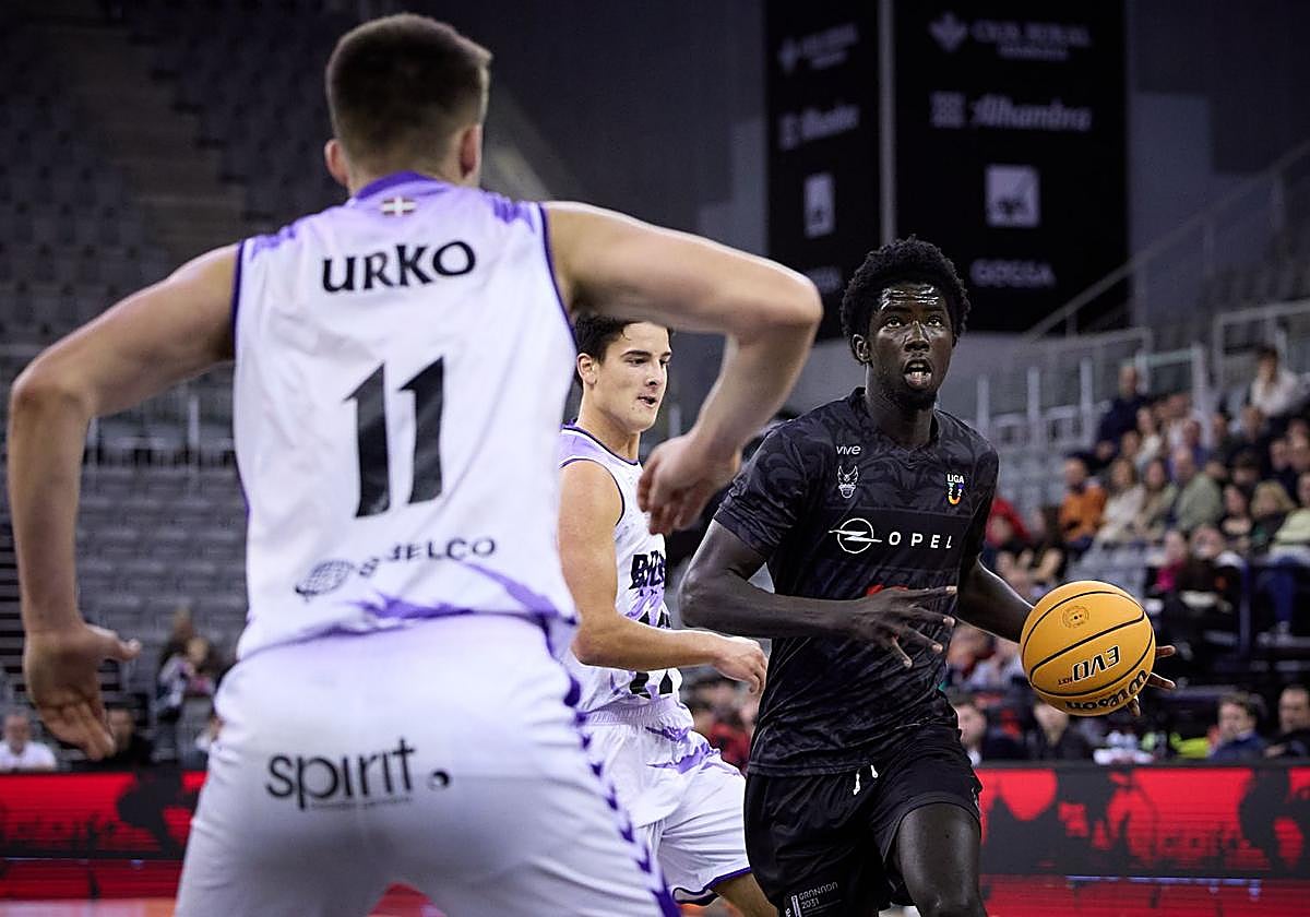 Khalifa Gaye, con el balón, fue el más destacado.