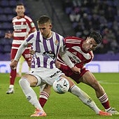 El rojiblanco Pau Casadesús pugna con un rival por el balón.