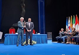 Alfonso Borrego muestra el premio que le entregó el alcalde de Santa Fe, Juan Cobo.