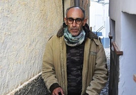El vecino de Cáñar, Adolfo Vílchez, en la calle más estrecha de su pueblo granadino.