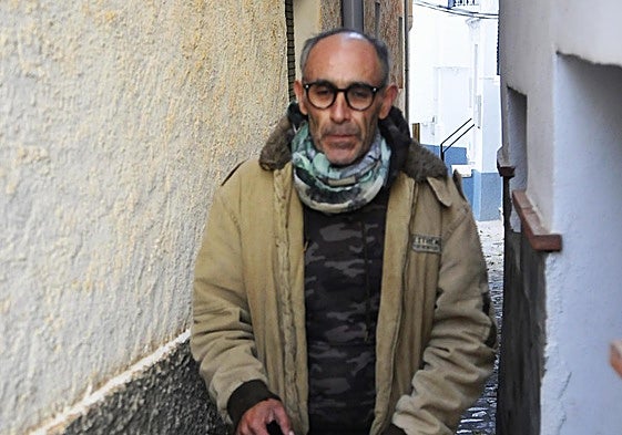 El vecino de Cáñar, Adolfo Vílchez, en la calle más estrecha de su pueblo granadino.