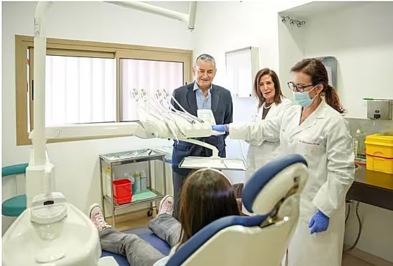 El consejero de Sanidad Presidencia y Emergencias, Antonio Sanz (c), junto a dos odontólogas