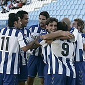 Chema Indias, sonriente en la imagen, celebra un gol con sus compañeros del Motril.