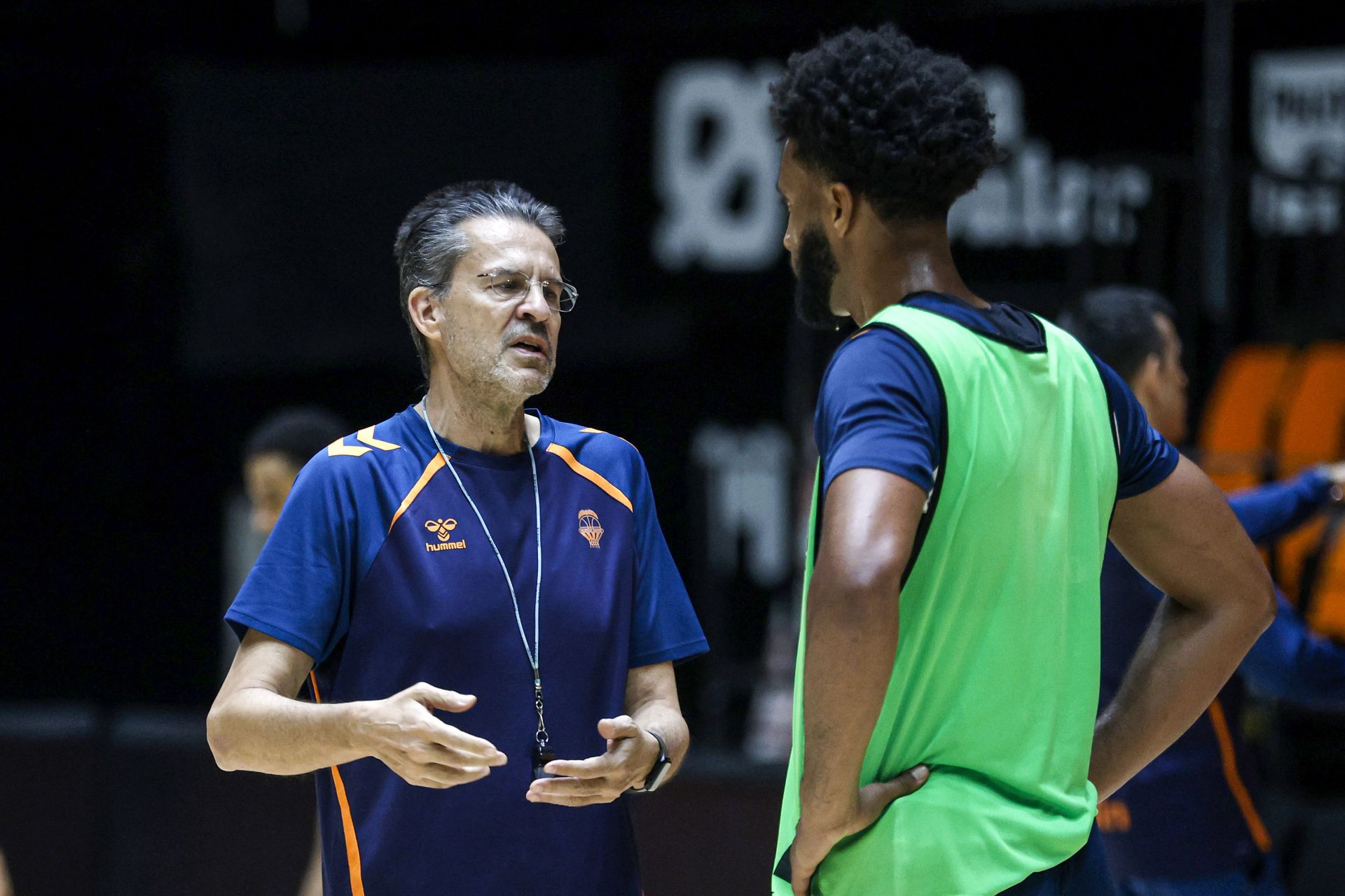 Pedro Martínez charla con Braxton Key.