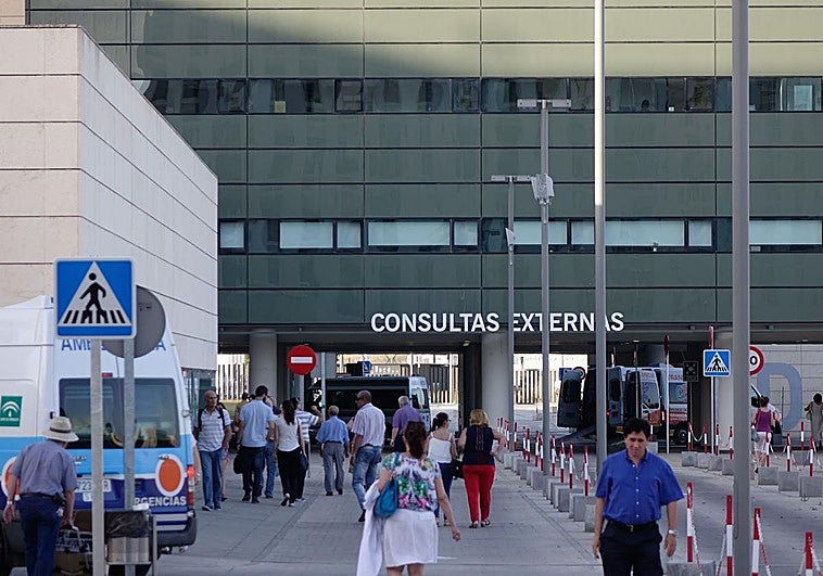 Absuelven a una empleada del Clínico acusada de falsear su historial para cobrar más