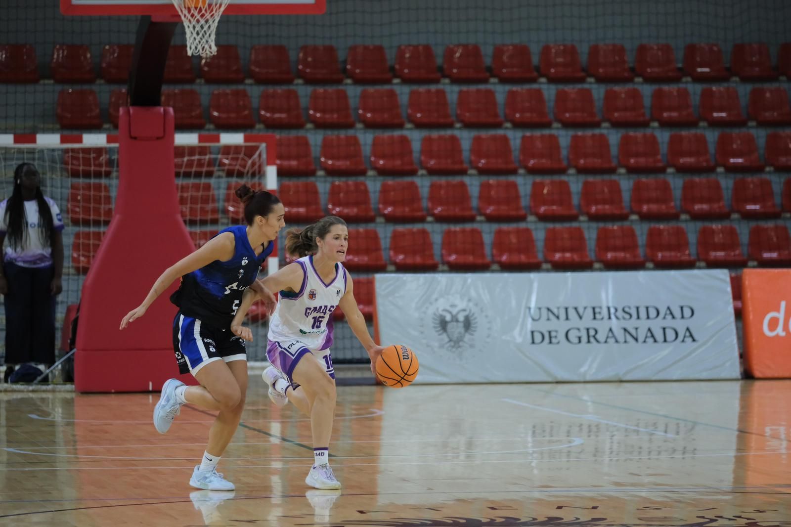 Una contra de Patri Benet en el partido de Fuentenueva.
