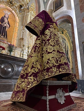 Detalle de la nueva túnica del Señor, la llamada «Túnica del Centenario», concebida con motivo del primer siglo de vida de la corporación nazarena