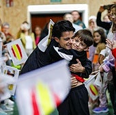 María Pérez se abraza con sobrino Abel durante el recibimiento que le dispensaron en su localidad natal, Orce, apoyada por familiares, vecinos y amigos.