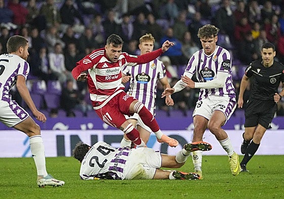 Arnaiz cae derribado en el partido contra el Valladolid.