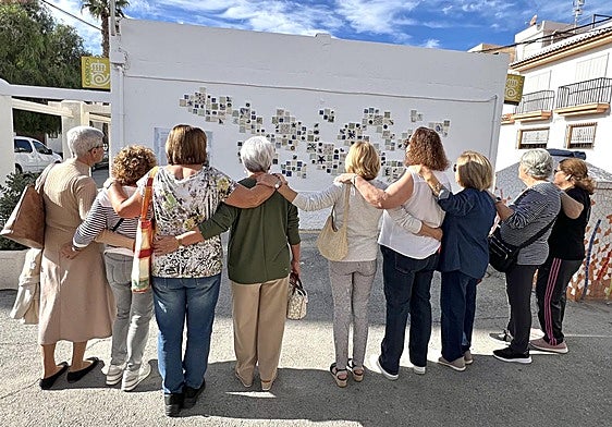 Un mural frente al mar granadino que da voz a las mujeres de Calahonda y su historia