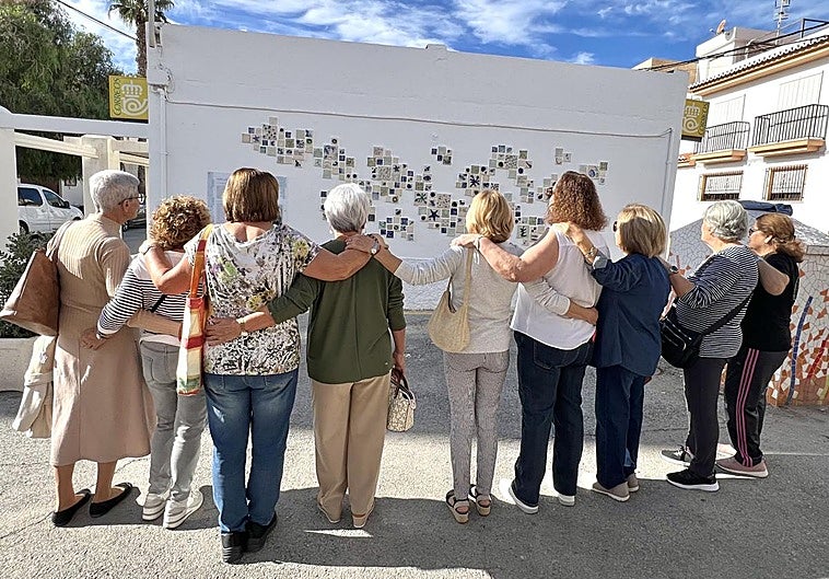 Un mural frente al mar granadino que da voz a las mujeres de Calahonda y su historia