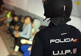 Un agente de la Policía Nacional durante el operativo.