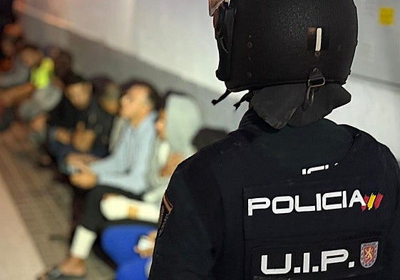 Un agente de la Policía Nacional durante el operativo.