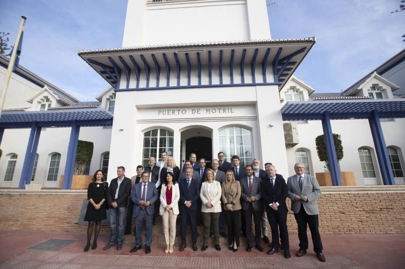 El presidente del Puerto junto a los representantes de todas las instituciones y organizaciones que en 2023 firmaron el manifiesto por el tren Granada-Motril.